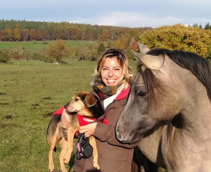 Oriane avec son chien et son cheval en automne